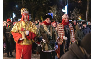 TRYS KARALIAI APLANKYS PALANGOS MIESTĄ