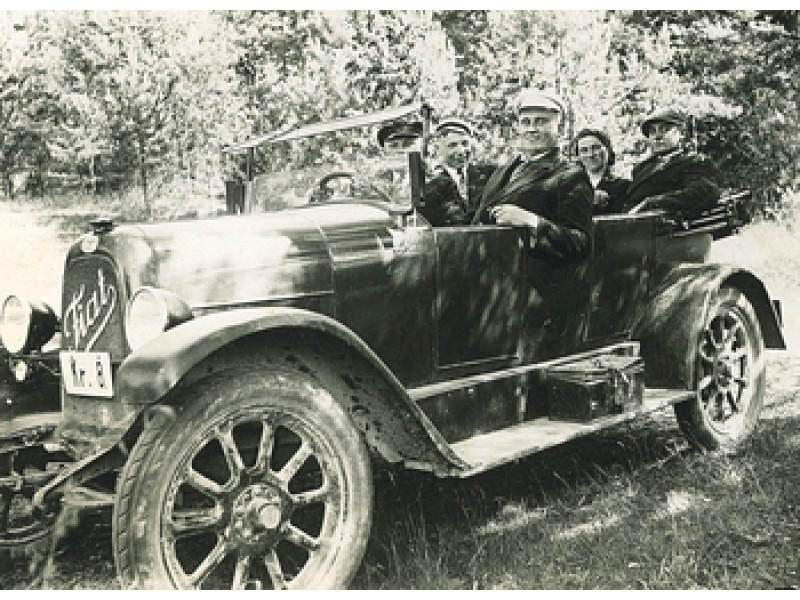 Stasys Japertas (priekyje) su žmona Sofija ir draugais klebono Anupro Bardausko automobiliu, vairuojamu asmeninio vairuotojo Valterio, iš Želvių kaimo vyksta poilsiauti į Šventąją. 1933 liepos mėn. S. Japerto archyvas