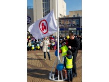 Kiek jaudindamiesi Taikos vėliavą aikštėje iškėlė Palangos miesto meras Š. Vaitkus ir jam talkinę mažieji Tomas bei Domantas.