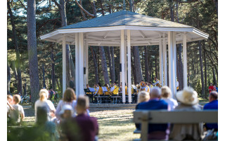 Joninės Palangoje – skambant tarpukario pučiamųjų muzikai