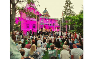 Naujas atostogų kultūros tradicijas žadantis „Palangos parko festivalis“, Gintaro muziejus savaitgalį pribloškė spalvomis ir garsais