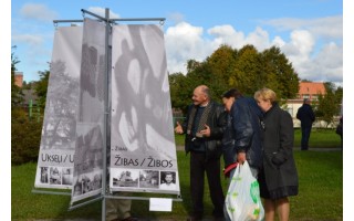 Projekto „Šventosios žemės atminties ženklai“ meninė kompozicija, kurią rengė A. Bukauskienė, primena senąsias, net 17 a. siekiančias šventojiškių gimines, kurių palikuonys čia gyvena ir šiandien.