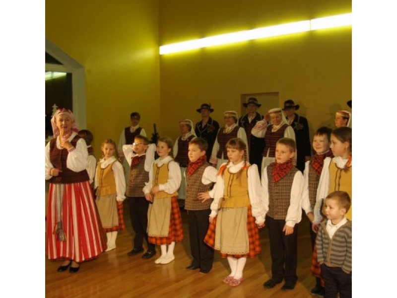 Jaunieji liaudies šokių šokėjai tėveliams dovanojo atvirą pamoką
