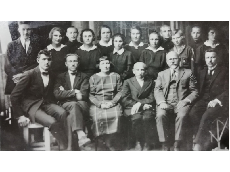 Mokyklos direktorius ir istorijos mokytojas M. Untulis (trečias iš dešinės) su mokytojais ir mokiniais 1924 m.