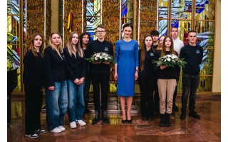 Gimnazijos žurnalistai iš Seimo parvežė gėles Kovo 11-osios signatarams