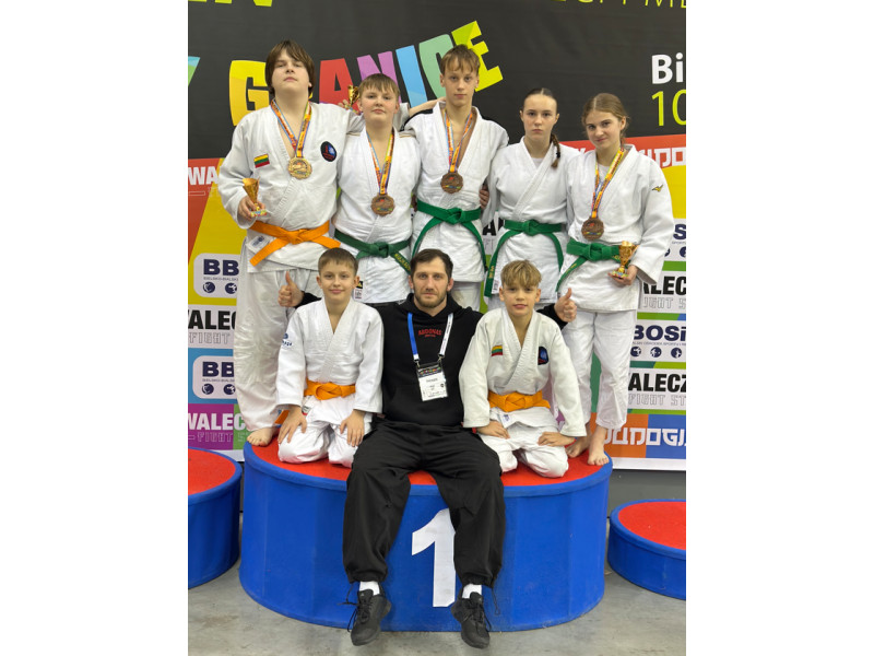 Viršuje iš kairės Kostas Bičkūnas, Gustas Kulikauskas, Aronas Norvaišas, Ugnė Trakytė, Emėja Beniušytė. Apačioje iš kairės Ignas Danilevičius, treneris Erikas Cchovrebovas ir Markas Kurpoviesas