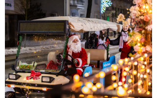 KURHAUZO GYVENTOJAI PALANGOJE SKLEIDŽIA KALĖDŲ MAGIJĄ