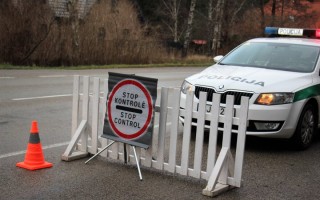 Kelyje Šiauliai-Palanga įkliuvo vairuotojas, važinėjęs su suklastotais dokumentais  