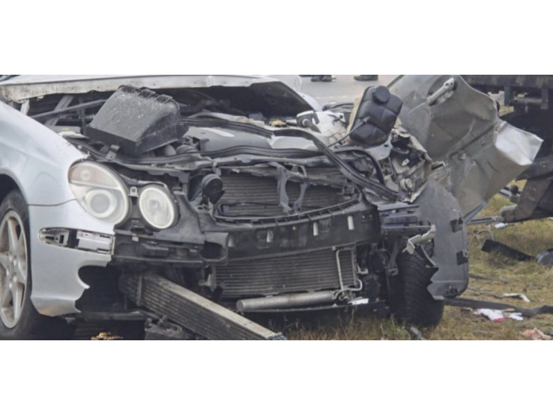 Vaizdai iš avarijos Palangos plente: „Mercedes“ rėžėsi į kelininkų automobilį, vairuotoją traukė ugniagesiai