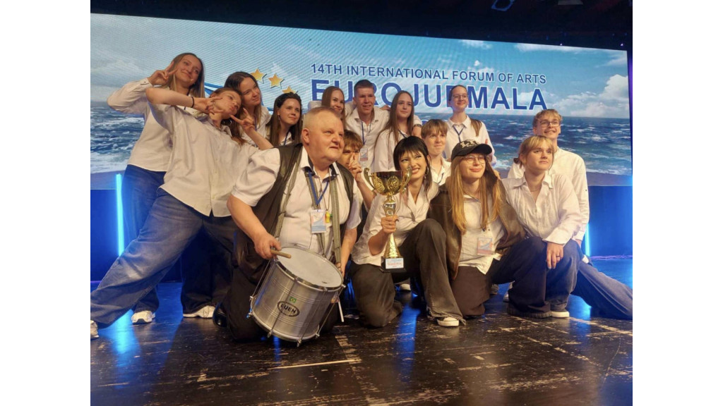 Augustino Užkurato suburtas Palangos senosios gimnazijos braziliškų būgnų orkestras. Asmeninio albumo nuotrauka 
