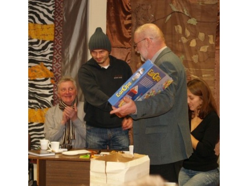 Pagrindinį prizą – stalo žaidimą „Europa“ – K.Rudys įteikė „Rakūnų“ komandai.