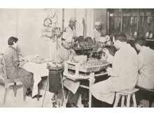 Brolių Motelio ir Geršono Kanų gintaro dirbtuvėse apie 1936 m. Fotografas Ignas Stropus. Mindaugo Surblio kolekcija