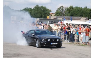 Palangos gatves užtvindys amerikietiški automobiliai bei motociklai