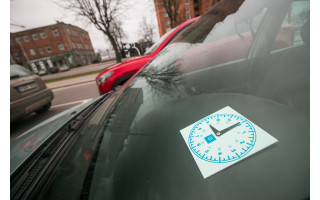 Pirmuosius 150 vienetų laikrodukų automobilių parkavimo laikui nurodyti daliai miestiečių Rinkliavų centro kontrolieriai šeštadienį išdalins nemokamai