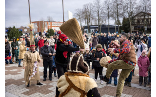 Šventojoje žiema išvaryta – Užgavėnės aidėjo skambiai (FOTO GALERIJA)