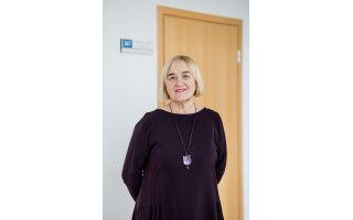  Jūratė Galinauskienė, viena tituluočiausių šalies lituanisčių iš Palangos senosios gimnazijos: „Jaunuose žmonėse reikia ugdyti didžiavimąsi savąja kalba, kuri yra ypatinga“