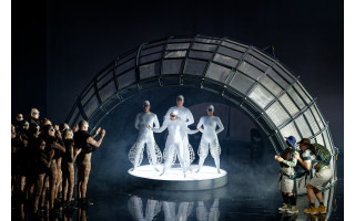 Klaipėdos valstybinis muzikinis teatras kartu su Philipo Glasso operos „Kelionė“ herojais drąsiai iškeliavo pasitikti savo ateities