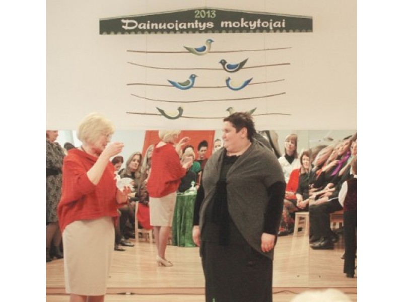 Simbolinė dainų paukštė iš direktorės B. Mazrimienės rankų –  I. Cholinienei.