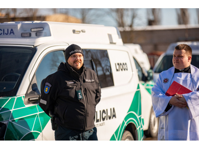 Naujuosius tarnybinius automobilius pašventino Klaipėdos apskrities VPK kapelionas, kun. Antanas Budreckas. Policijos nuotr.