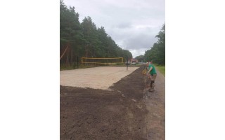 Prie vaikų žaidimų parko, kitoje dviračių tako pusėje, Palangos komunalininkai įrengė tinklinio aikštelę (FOTOINFORMACIJA)