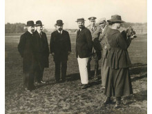 LR Prezidentas Antanas Smetona (pirmas iš kairės). Iš kairės 3 - Martynas Yčas. Dešinėje moteris su fotoaparatu – Hypatija Šliūpatė-Yčienė. 1919 m. LCVA