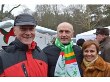 Tarybos narys Gediminas Valinevičius (centre) su broliu ir žmona