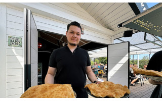 Šios vasaros pajūrio sensacija – milžiniški čeburekai: žmonės darosi fotosesijas ir dalinasi socialiniuose tinkluose