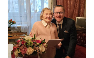 Per COVID karantiną ponią Adelę su 100-uoju jubiliejumi iš statybinio bokštelio sveikinęs Palangos meras dabar ją su 104-uoju gimtadieniu pasveikino užlipęs laiptais (FOTO GALERIJA)