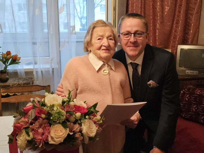 Per COVID karantiną ponią Adelę su 100-uoju jubiliejumi iš statybinio bokštelio sveikinęs Palangos meras dabar ją su 104-uoju gimtadieniu pasveikino užlipęs laiptais (FOTO GALERIJA)