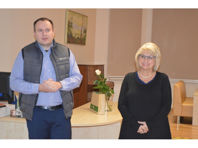 Palangos miesto savivaldybės viešosios bibliotekos Kultūros projektų vadovas Martynas Girininkas pristatė viešnią – žinomą žurnalistę Dalią Kutraitę.