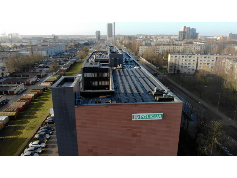 Ant Klaipėdos apskrities VPK stogo įrengta saulės elektrinė padės mažinti išlaidas elektros energijai