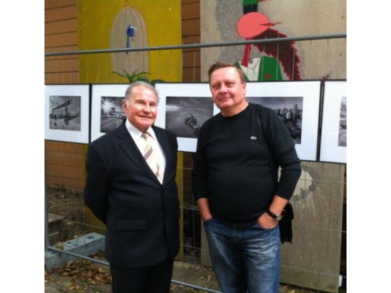 Į V. Janušonio (dešinėje) parodos pristatymą atėjo ir buvęs fotomenininko mokytojas A. Želvys.