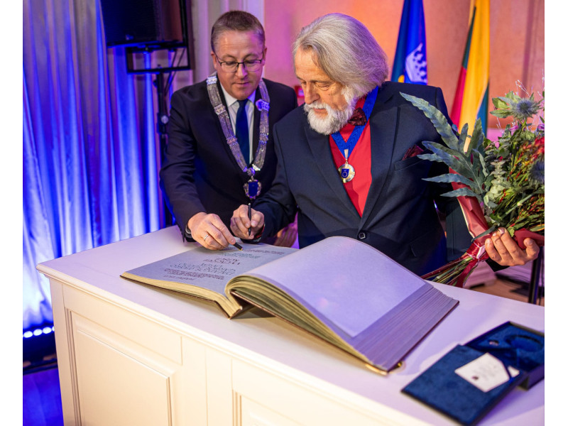 Palanga Mayor Sarunas Vaitkus (on the left) with artist Vytautas Kusas, Palanga's new Honorary Citizen (Photo by Aldas Kazlauskas)