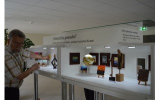 Savivaldybės trečiojo aukšto fojė – menininko V. Kuso miniatiūrų paroda