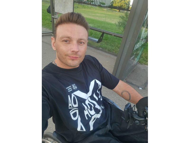 Edvinas labai nori atsistoti ant kojų, lėšas renka ir pardavinėdamas daiktus bagažinių turgelyje