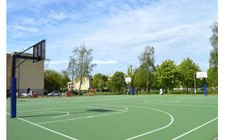 Atnaujinta krepšinio aikštelė kurorto daugiabučių namų kvartale