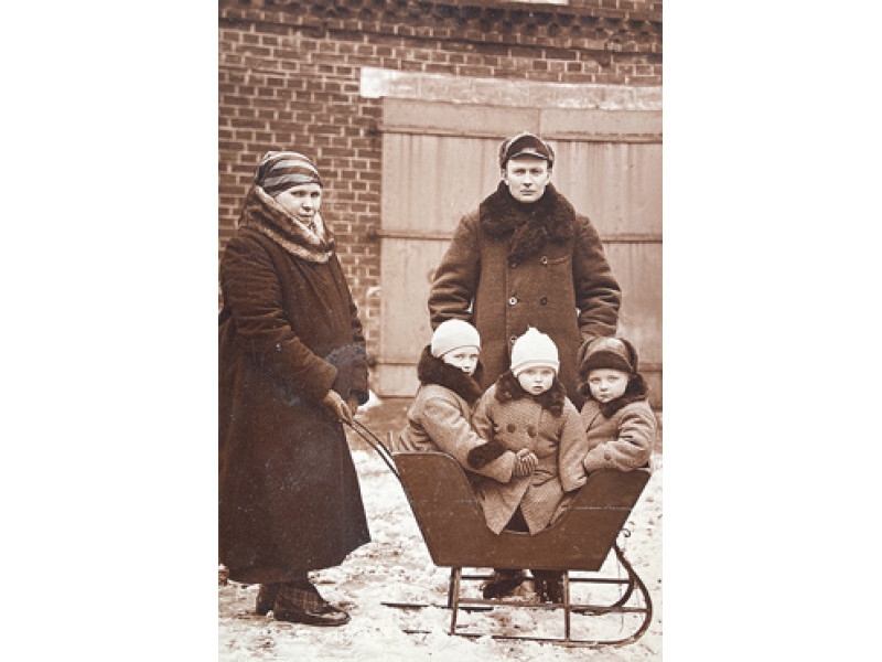 Pabrėžų šeima. Stovi Petronėlė ir Juozas. Rogėse (iš kairės): Liuda, Algimantas ir Vytautas. Apie 1931–1932 m. Autoriaus archyvas