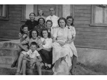 Eta sėdi antra iš kairės virš berniuko, Rachilė sėdi žemiau vyro, Palanga.