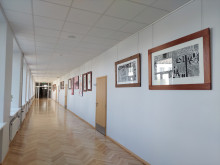 Antro aukšto koridoriuje eksponuojamos įvairios parodos