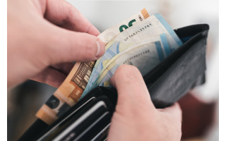Gyvenančių „nuo algos iki algos“ mažėja, vis daugiau gyventojų taupo reguliariai