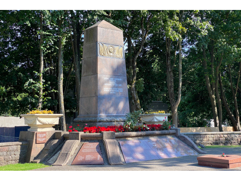 Palangos savivaldybės taryba ketvirtadienį nusprendė, kad obelisko su sovietine simbolika, bet karių palaikai liks