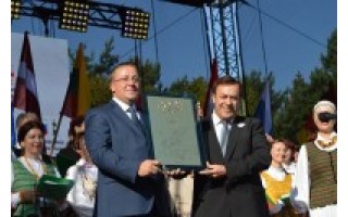 Latvijos Seimo pirmininkės padovanotą kaklaraištį Š. Vaitkus perduos naujam Palangos merui