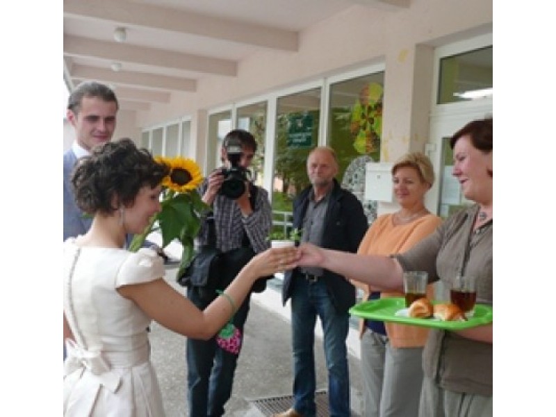 Po vestuvių ceremonijos – atgal į  mokyklos suolą