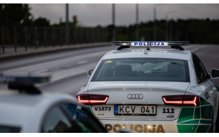 Palangoje iš senolės pinigų pasiimti atėjusį sukčių pasitiko policija – antrankiai ant rankų ir viso gero 