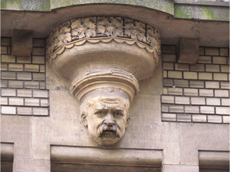 Taip architektas Slavomiras Odživolskis įsiamžino viename jo projektuotų Krokuvos pastatų fasadų.  Interneto nuotr.