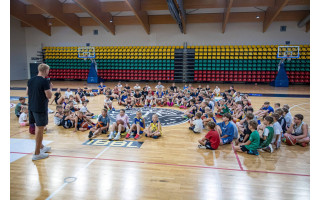 Palangoje atidaryta krepšinio stovykla, subūrusi daugiau nei 100 jaunųjų sportininkų