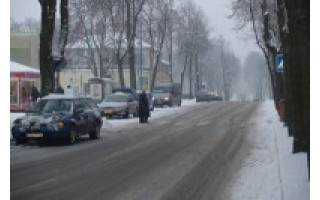 Miesto centre – avarinėm šviesom  mirksinčių automobilių eilės