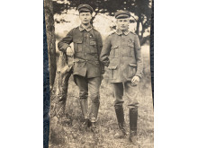 Lietuvos kariuomenės savanoriai kretingiškiai Juozas Pabrėža dešinėje ir Stasys Piktuižis, 1919 m. susipažinę Lietuvos kariuomenėje, draugais išliko visą gyvenimą.