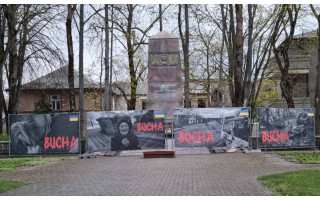 Prie sovietų karių obelisko Palangos centre rusų karių žiaurumams Ukrainoje neabejingi palangiškiai surengė performansą