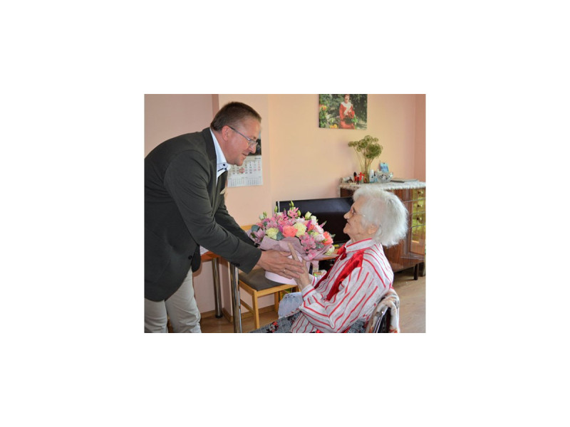 Šventojiškei Janinai Stirblienei 102-ojo gimtadienio proga - sveikinimai visų kurorto gyventojų vardu